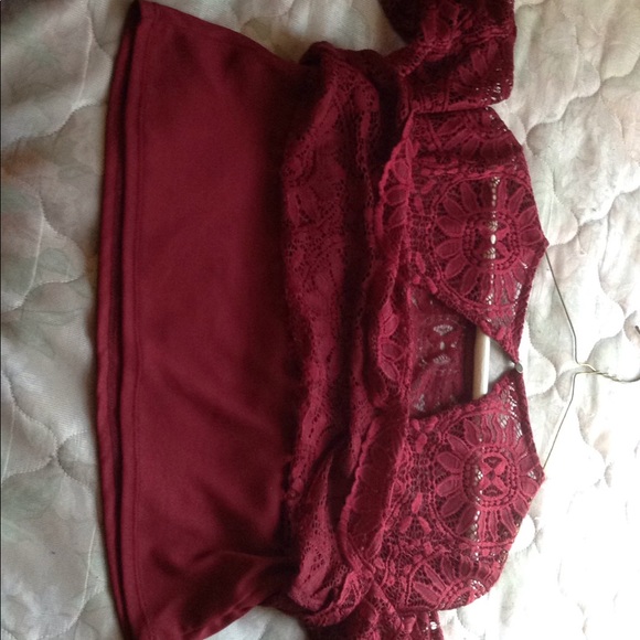 Red lace crop top - Picture 4 of 4